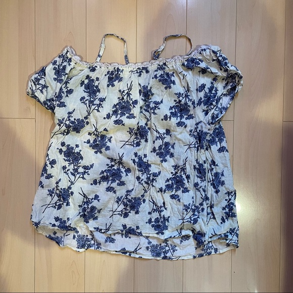 Macys Cold shoulder floral lace top - Picture 2 of 4